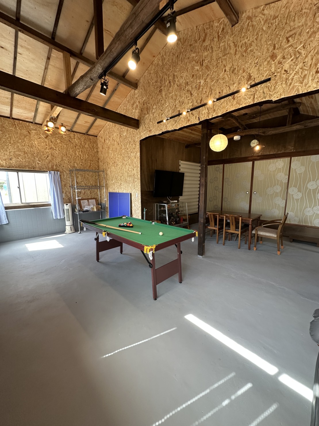 ガレージ　七輪　古民家一棟貸｜千葉県・九十九里・銚子｜食事をしながらビリヤードで遊べます。