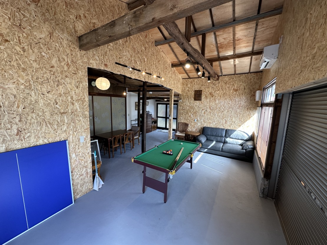 ガレージ　七輪　古民家一棟貸｜千葉県・九十九里・銚子｜ビリヤードと卓球台は2WAY仕様になっいますので、どちらでも遊べます。