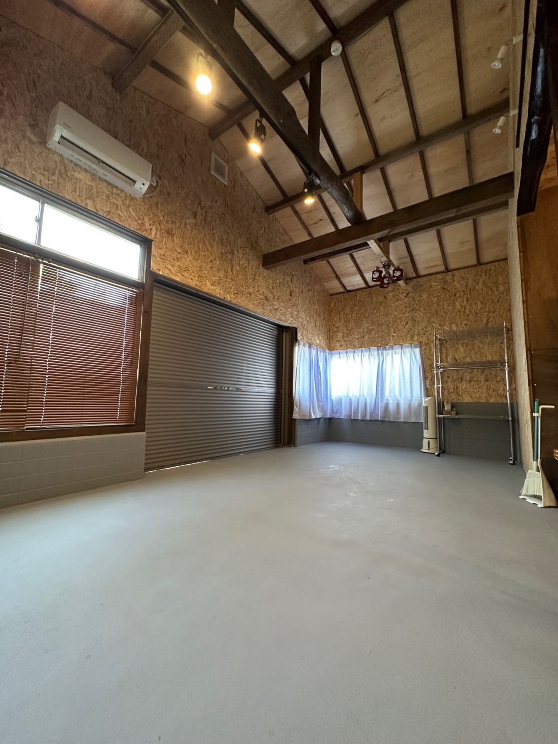 ガレージ　七輪　古民家一棟貸｜千葉県・九十九里・銚子｜広々としたガレージ
ワンちゃんもこちらで過ごせます