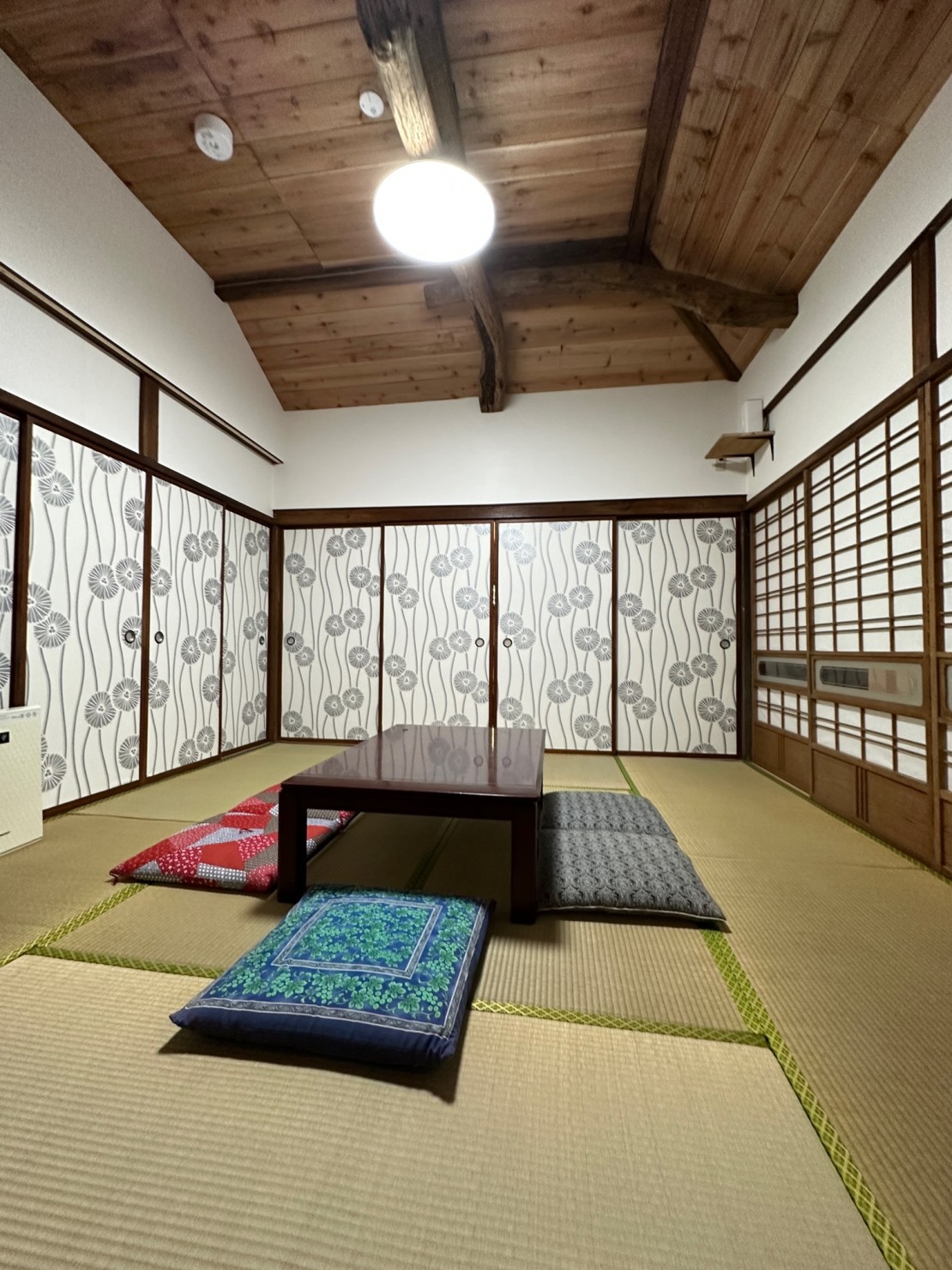 ガレージ　七輪　古民家一棟貸｜千葉県・九十九里・銚子｜中央にある和室8畳