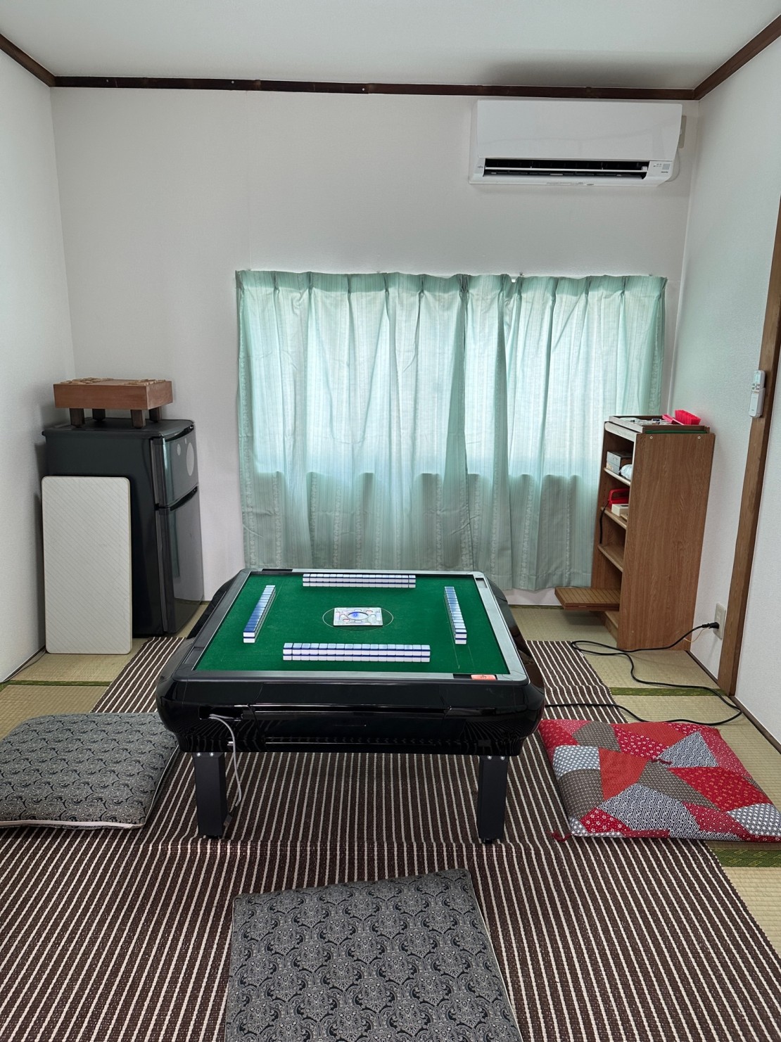 ガレージ　七輪　古民家一棟貸｜千葉県・九十九里・銚子｜麻雀部屋
冷蔵庫もあり、お酒飲みながら遊べます