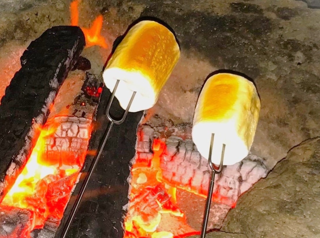 金谷バナナハウス｜千葉県・木更津・君津・富津｜焚き火の定番デザート！ローストスティックで焼きマシュマロ ♪ 外はカリッカリで中はトロ～リ甘い　何度も焼いて何度でも美味しく食べられます