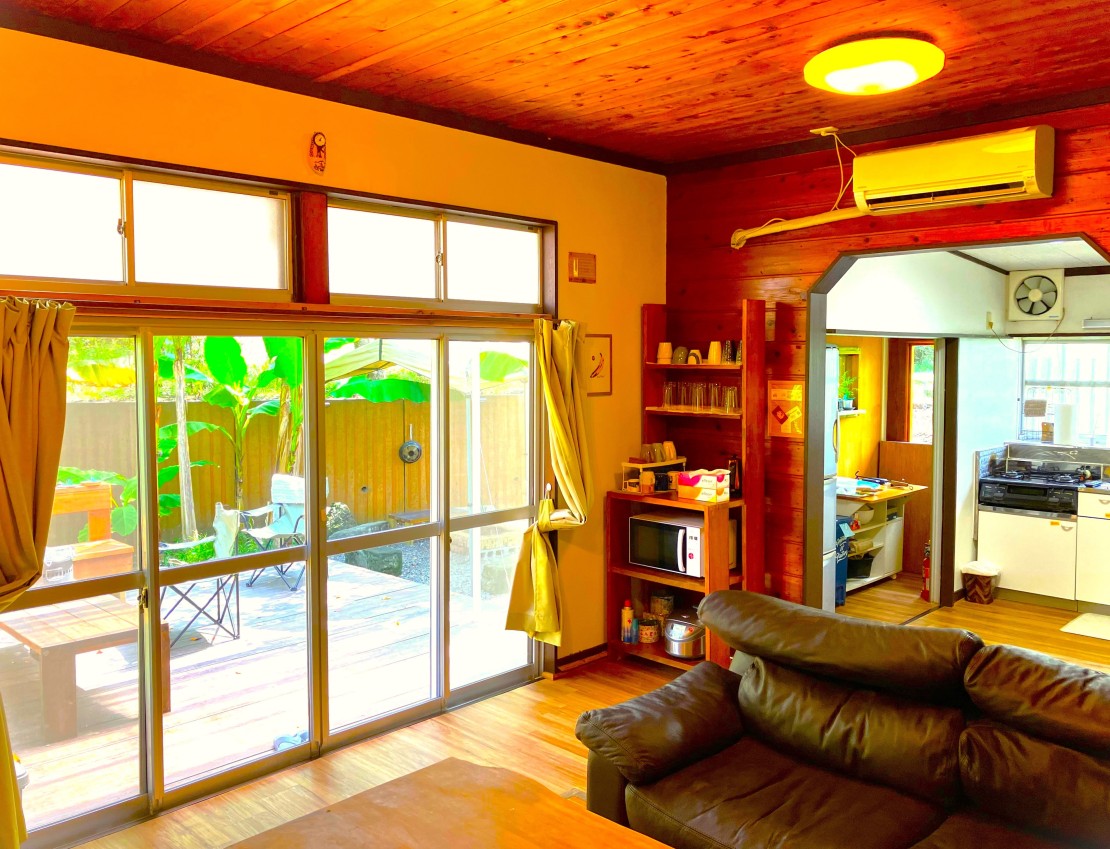 金谷バナナハウス｜千葉県・木更津・君津・富津｜奥がキッチンです。食器類、調理器具など、ご家庭にある一通りの台所用品は全てご用意しておりますので気楽にお越しいただけます。