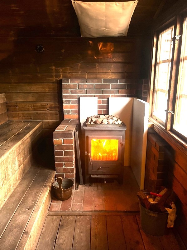 勝浦 丘のログコテージ キャプテンズテーブル｜千葉県・勝浦・鴨川｜【フィンランド式サウナ】1組1時間貸切り（有料）セルフロウリュ可。薪を燃やして温めます。まあるい熱が特徴