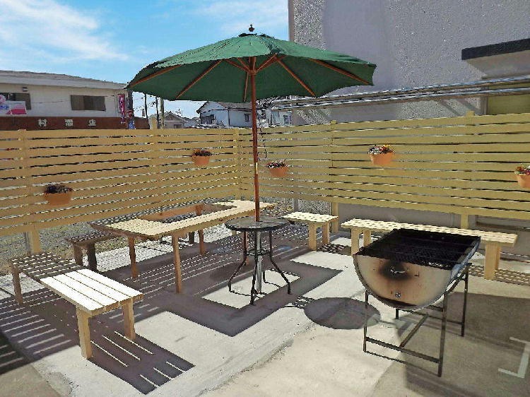 静岡県 浜松・浜名湖のコテージ｜貸別荘 リザーブの写真：オープンBBQスペースには夜間照明