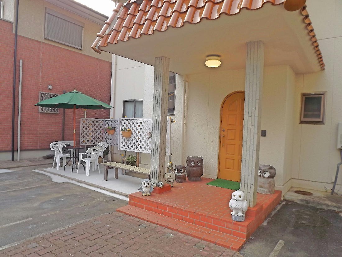 貸別荘 リザーブ｜静岡県・浜松・浜名湖｜貸別荘リザーブの玄関先には８台分の駐車場