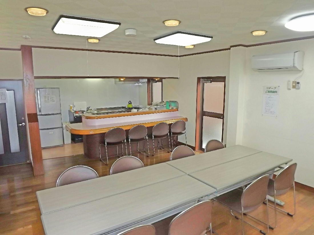 貸別荘 リザーブ｜静岡県・浜松・浜名湖｜リビングよりキッチンの様子、椅子は１８脚