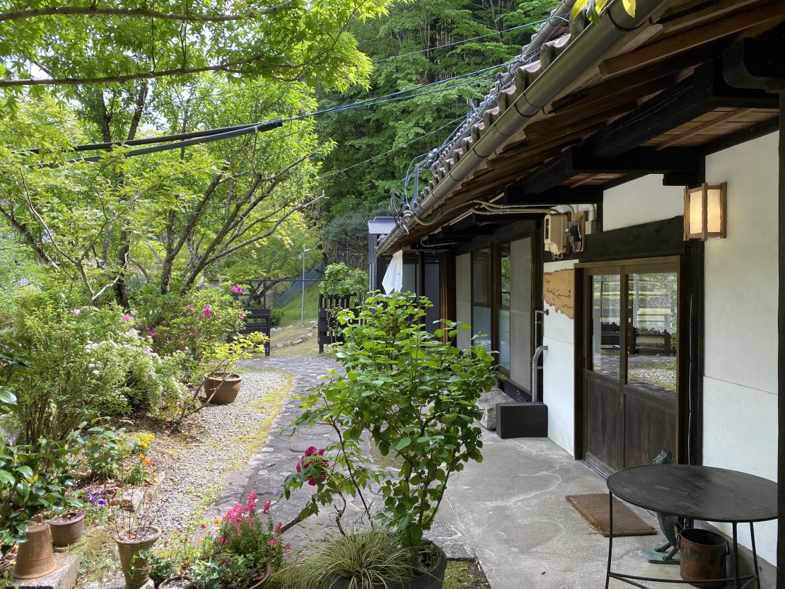 ラ・カミオ｜三重県・津・久居・美杉・松阪｜雰囲気漂う玄関アプローチ