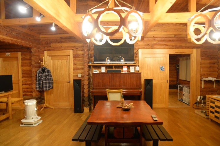 北海道 釧路・阿寒・根室・川湯・屈斜路のコテージ｜ふくろう山荘の写真：落ち着いてゆったり過ごせるおしゃれな空間