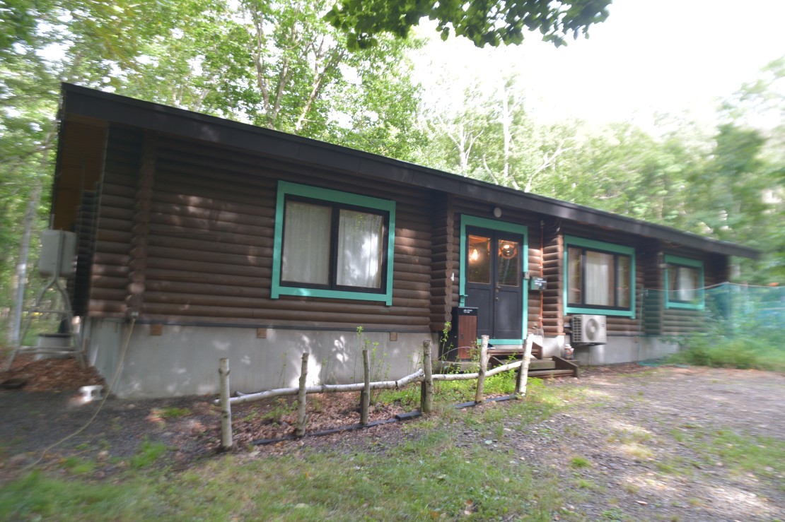 北海道 釧路・阿寒・根室・川湯・屈斜路のコテージ｜ふくろう山荘の写真：山荘正面です。車は3台まで駐車できます。