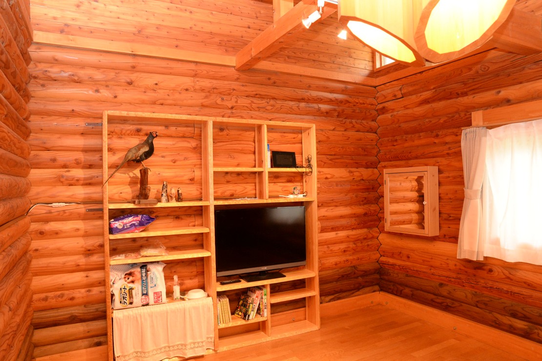 ふくろう山荘｜北海道・釧路・阿寒・根室・川湯・屈斜路｜洋室10畳。猫ちゃんは洋室のみ放し飼いできます。