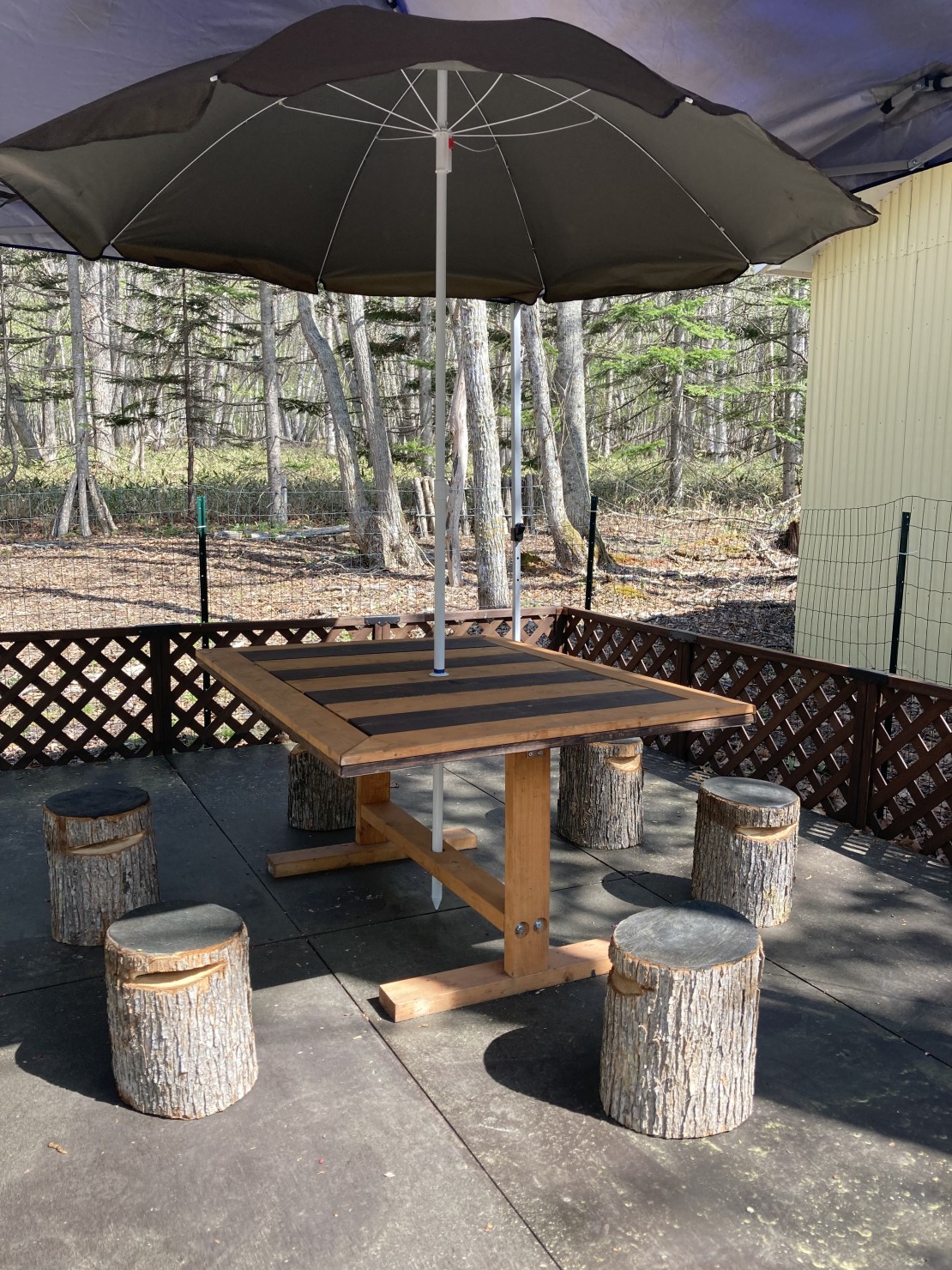 ふくろう山荘｜北海道・釧路・阿寒・根室・川湯・屈斜路｜ドッグラン；ウッドデッキ（8畳）、
BBQコンロ、ガーデンテーブル、ガーデンシンク、ハンモック等