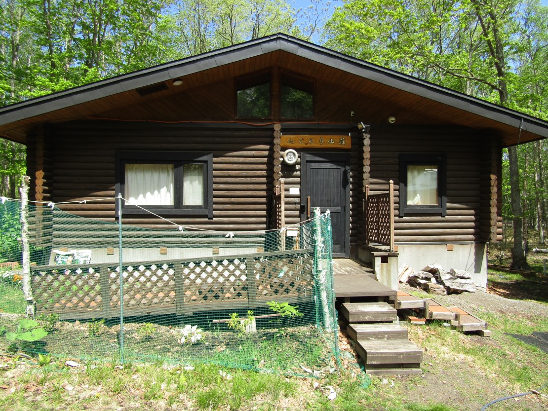 ふくろう山荘｜北海道・釧路・阿寒・根室・川湯・屈斜路｜山荘の玄関側です。
駐車場からアプローチを通ってお入りください。玄関前には、オフロード車なら、3台まで駐車できます。