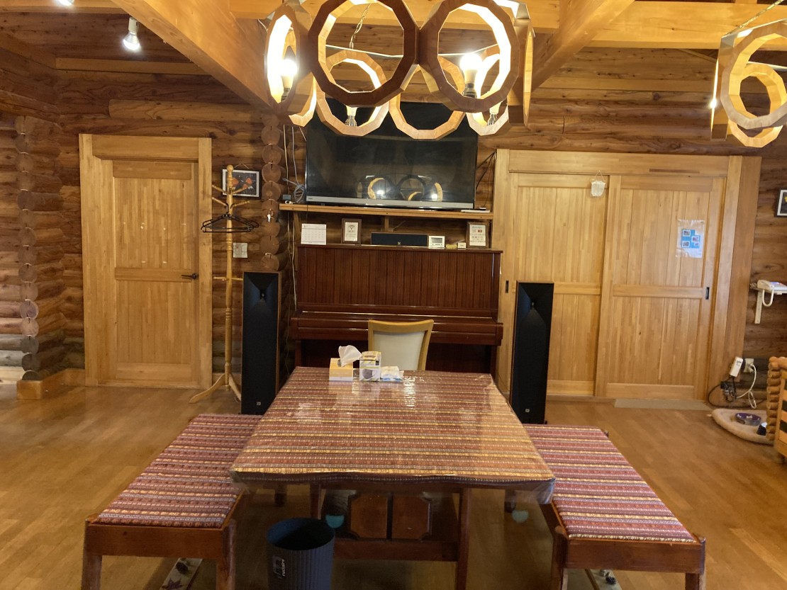 ふくろう山荘｜北海道・釧路・阿寒・根室・川湯・屈斜路｜リビング；ピアノ、59型液晶テレビ、JBL 7.1chホームシアターなどがあります。