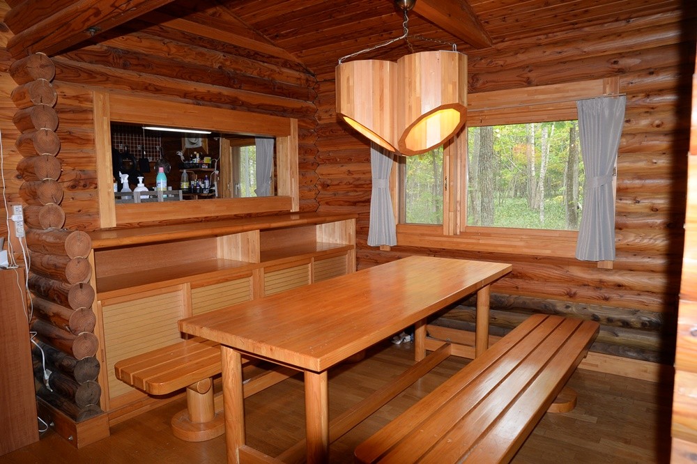 ふくろう山荘｜北海道・釧路・阿寒・根室・川湯・屈斜路｜ダイニング；6名ゆったり座れます。