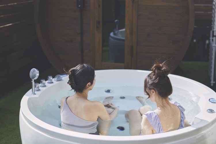 千葉県 館山・南房総のコテージ｜オーシャンリゾート館山 Kハウスの写真：温水対応バイブラ付き露天ジャグジー