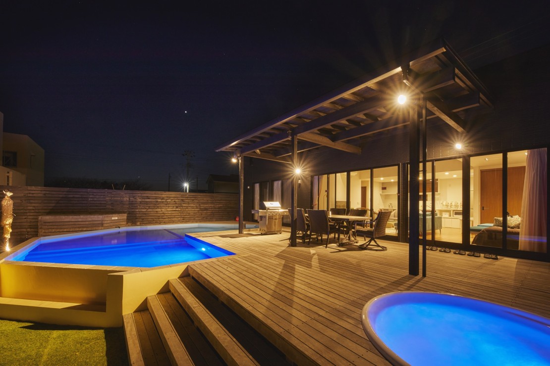 千葉県 館山・南房総のコテージ｜オーシャンリゾート館山 プールハウスの写真：専用プールと温水対応露天ジャグジー