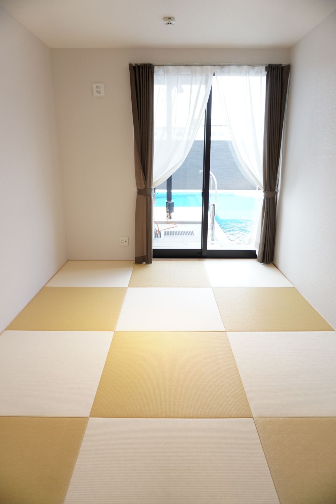 オーシャンリゾート館山 BBQハウス｜千葉県・館山・南房総｜小さいお子様でも安心、スマートプロジェクター付きの和室