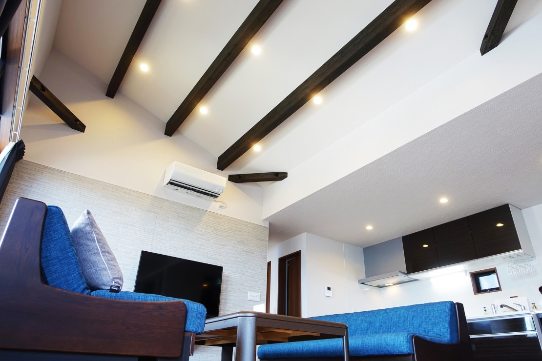 オーシャンリゾート館山 BBQハウス｜千葉県・館山・南房総｜85インチの大型テレビと開放的なリビング