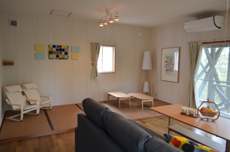 石川県 輪島・能登のコテージ｜家族コテージ ノトイエ １号棟こもれびの写真：リビング