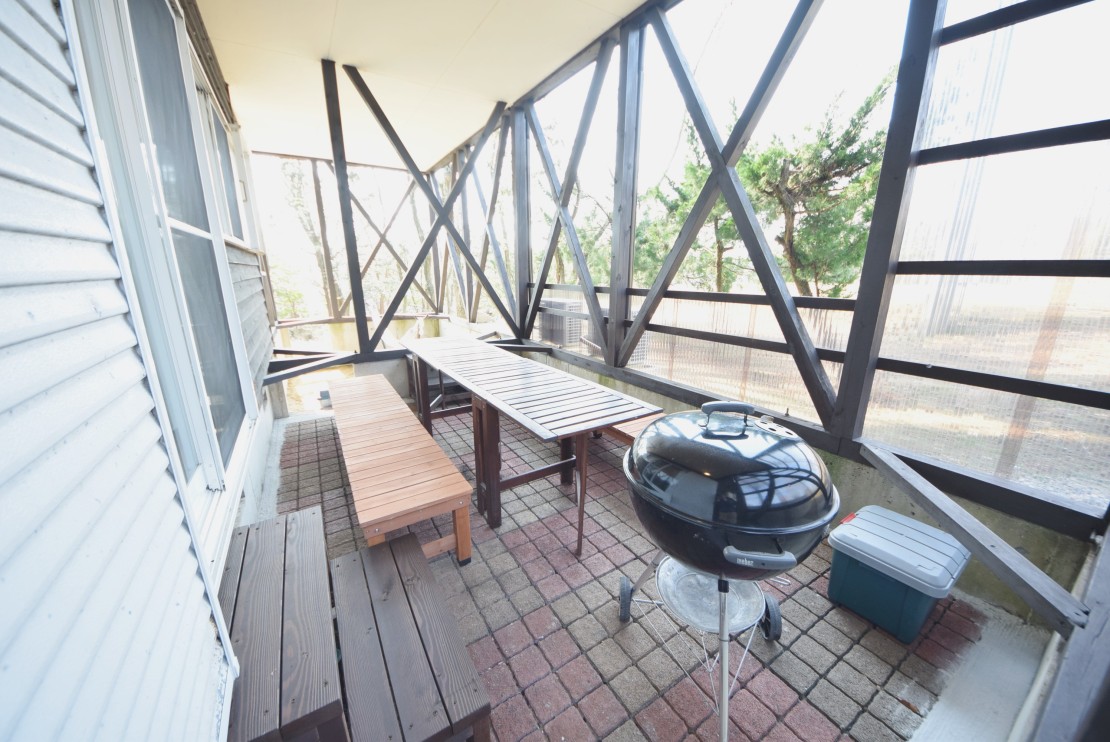家族コテージ ノトイエ １号棟こもれび｜石川県・輪島・能登｜バーベキューテラスは屋根付きですので、多少は雨でも大丈夫です。