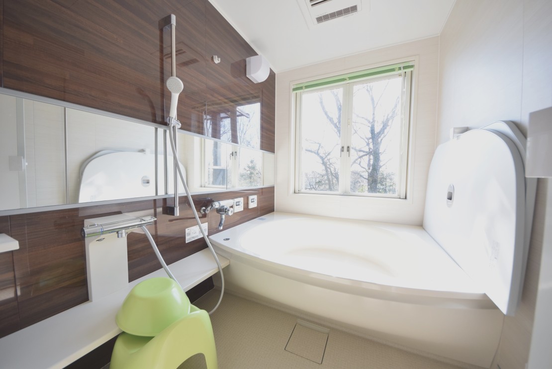 家族コテージ ノトイエ １号棟こもれび｜石川県・輪島・能登｜広いお風呂は嬉しい温泉付き、大きな窓からは森の眺望、森林浴も楽しめます。