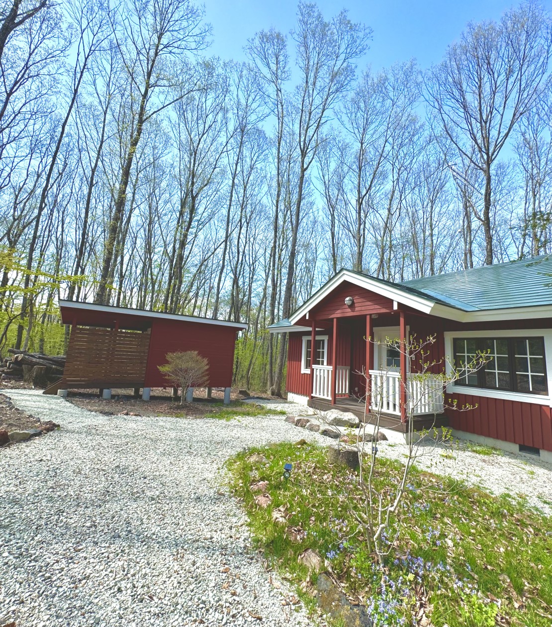 群馬県 北軽井沢・嬬恋・万座のコテージ｜Second House sch-sch（スクスク）の写真：小さくて赤いフィンランド輸入住宅をリノベーションしました。静かな森の中で、緑に囲まれ心も体もリフレッシュしませんか。