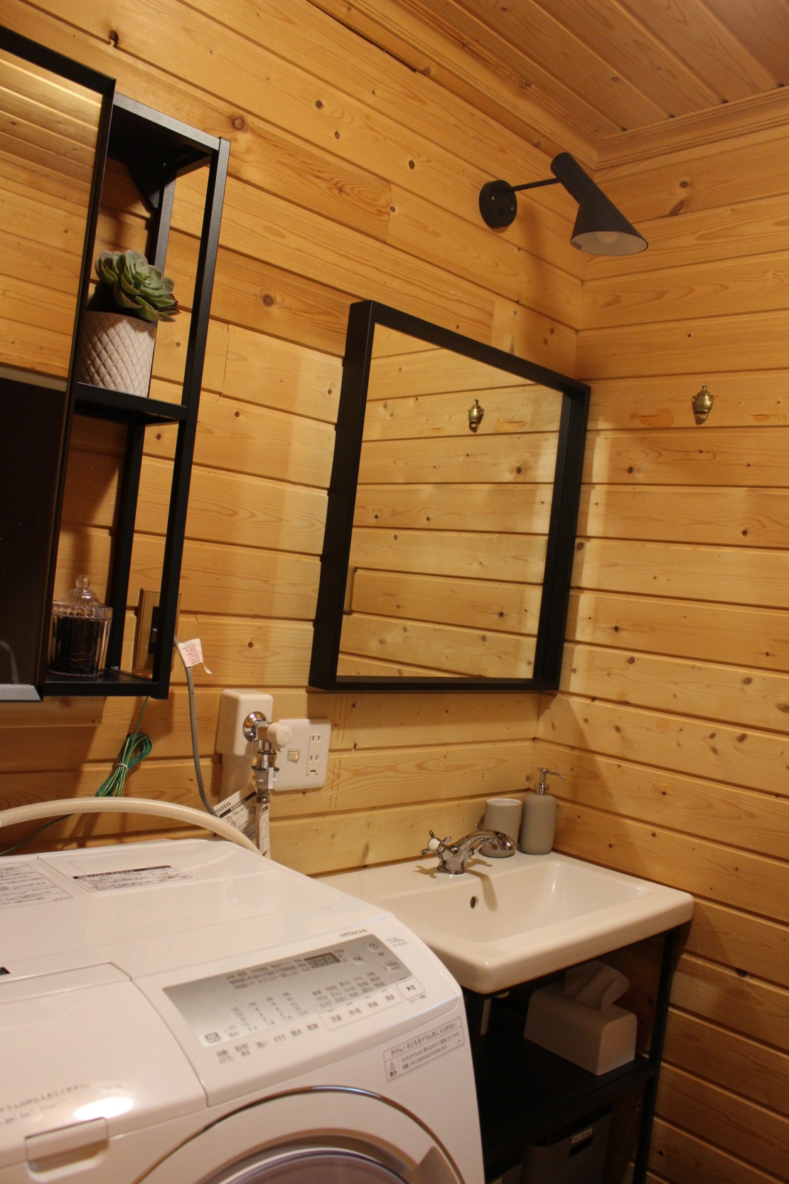Second House sch-sch（スクスク）｜群馬県・北軽井沢・嬬恋・万座｜洗面所には2つ鏡を準備いたしました。洗濯乾燥機もご自由にお使いいただけます。
