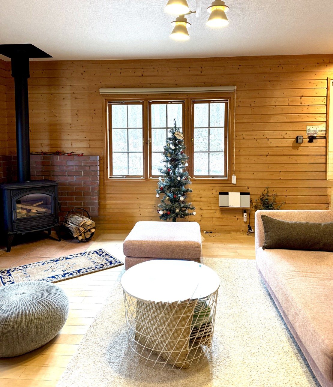 Second House sch-sch（スクスク）｜群馬県・北軽井沢・嬬恋・万座｜木漏れ日のさす明るいリビングには、薪ストーブがあります。冬季、ご希望の方に使っていただけます。