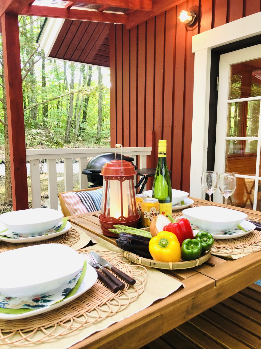 Second House sch-sch（スクスク）｜群馬県・北軽井沢・嬬恋・万座｜屋根付きウッドデッキでは、お天気を気にせずBBQをお楽しみいただけます。