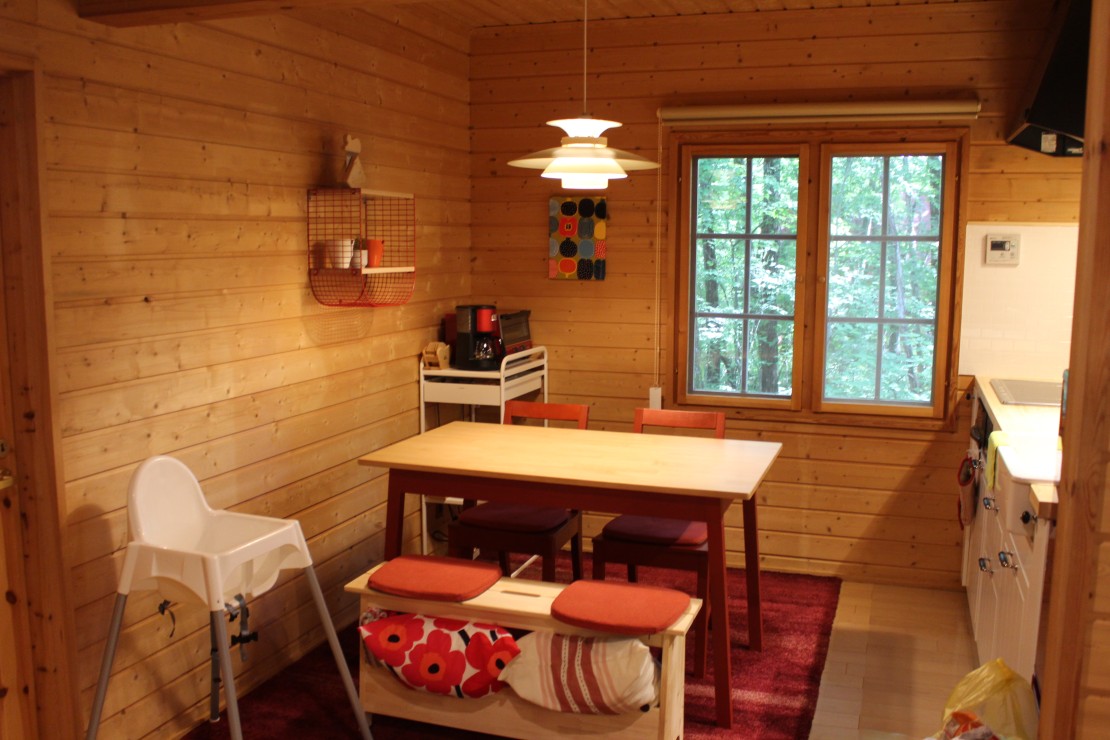 Second House sch-sch（スクスク）｜群馬県・北軽井沢・嬬恋・万座｜お子様用チェアーや食器も準備しました。ウッドデッキでの朝食もおすすめです。