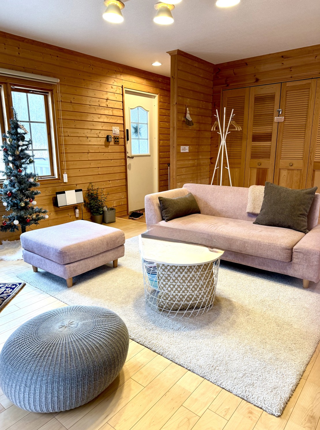 Second House sch-sch（スクスク）｜群馬県・北軽井沢・嬬恋・万座｜お食事の後は、リビングで語らいの時間をお楽しみください。