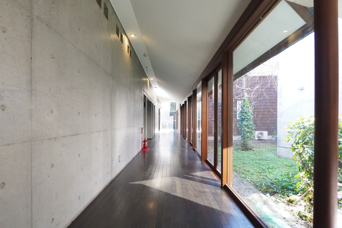 伊豆クリスタル迎賓館｜静岡県・伊豆高原｜共用部から客室棟への渡り廊下