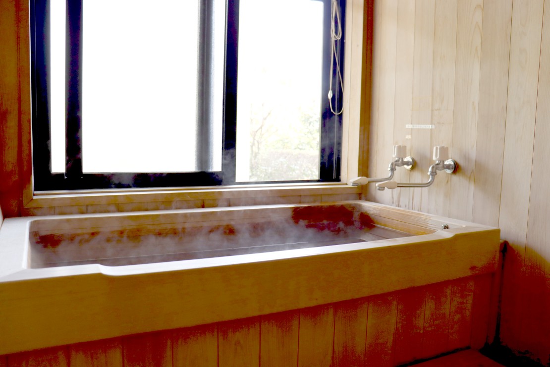 テルメ伊豆（旧　伊豆イグジット中央館）｜静岡県・中伊豆｜1F　ヒノキ風呂（温泉）