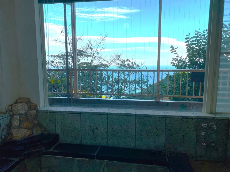 静岡県 東伊豆のコテージ｜ATAGAWA　キャロットハウスの写真：絶景の浴室