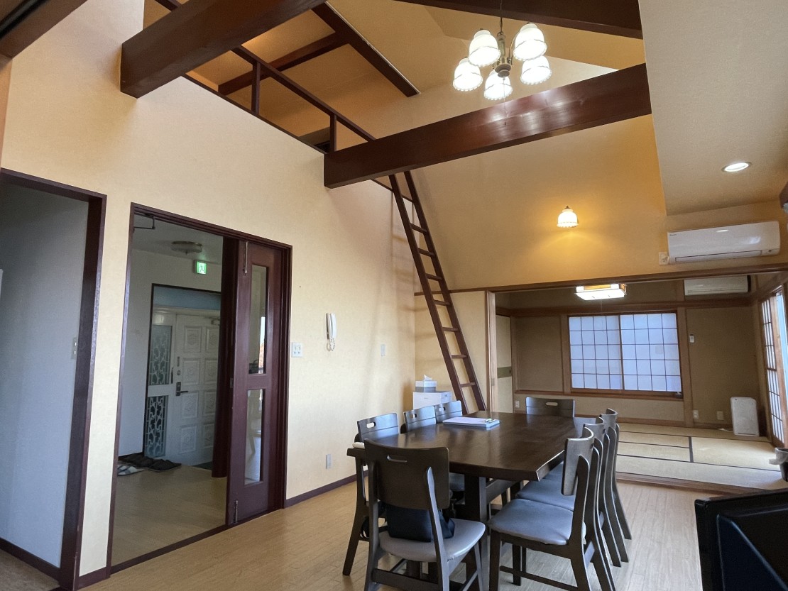 ATAGAWA　キャロットハウス｜静岡県・東伊豆｜勾配天井で開放的なダイニング