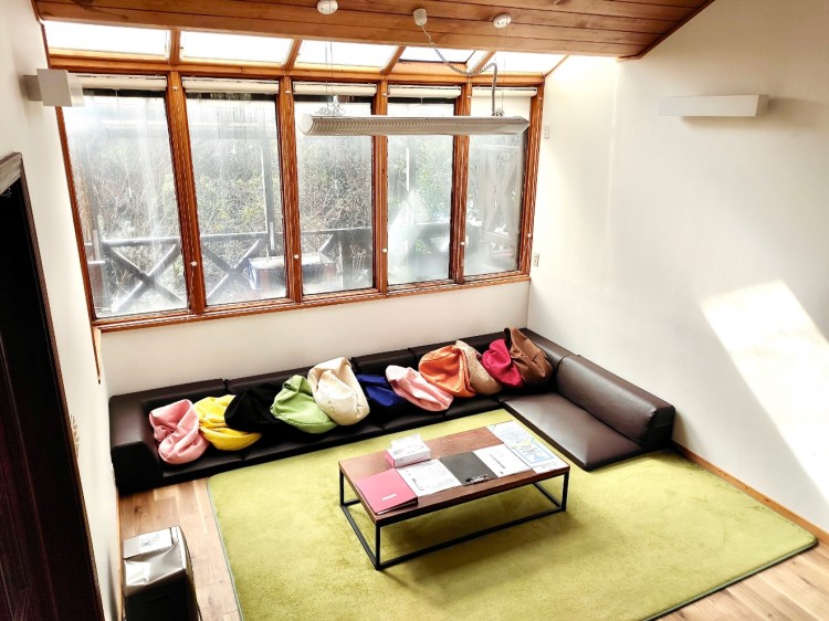 静岡県 熱海のコテージ｜熱海アトリエの写真：カラフルで開放的なリビング