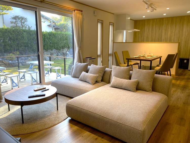 静岡県 伊豆高原のコテージ｜One Forest Villaの写真：ゆとりあるリビングダイニング