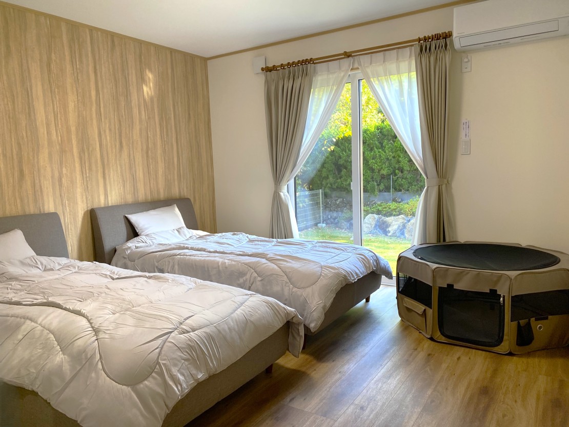 One Forest Villa｜静岡県・伊豆高原｜ベッドルーム（ケージ付き）