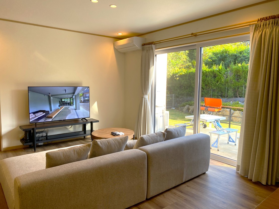 One Forest Villa｜静岡県・伊豆高原｜リビング＆BBQテラス