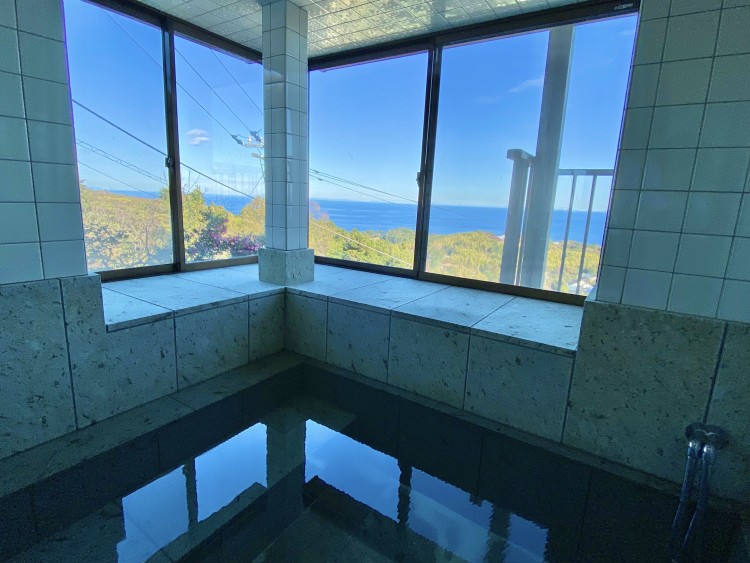静岡県 伊豆高原のコテージ｜Shining Blue IZU（シャイニングブルー伊豆）の写真：伊豆石造りのお風呂