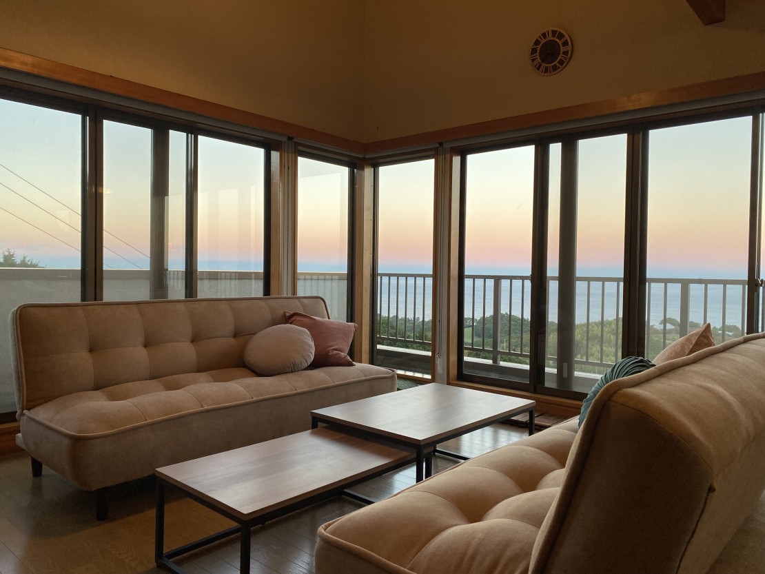 静岡県 伊豆高原のコテージ｜Shining Blue IZU（シャイニングブルー伊豆）の写真：オーシャンビューリビング　ocean view living