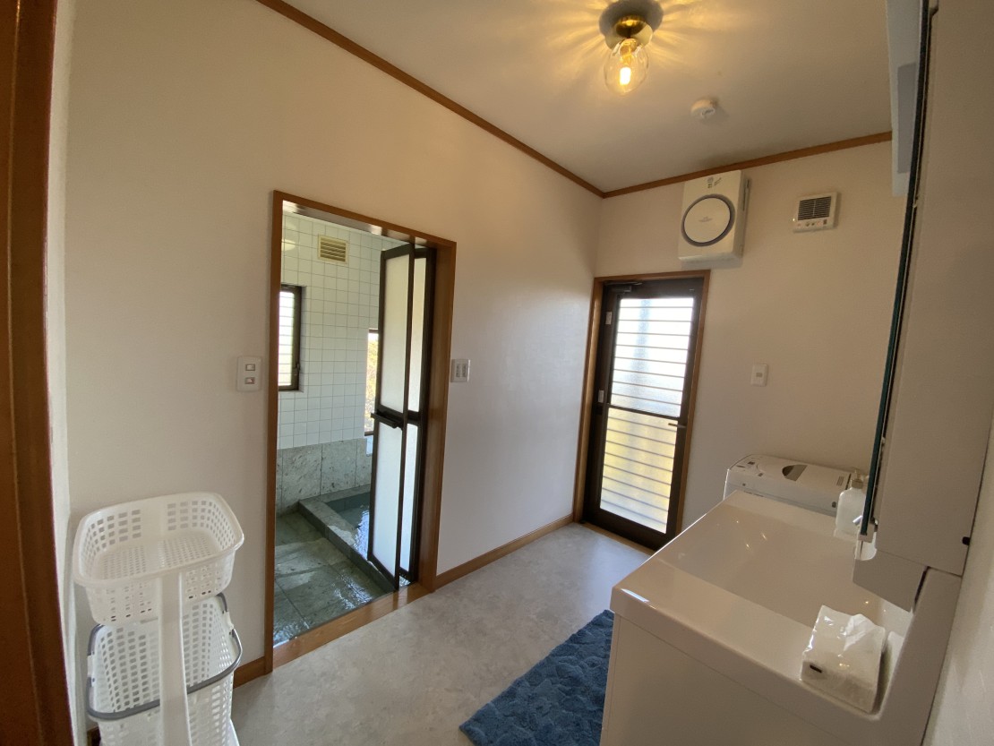 Shining Blue IZU（シャイニングブルー伊豆）｜静岡県・伊豆高原｜洗面所とお風呂　wash room & bath room