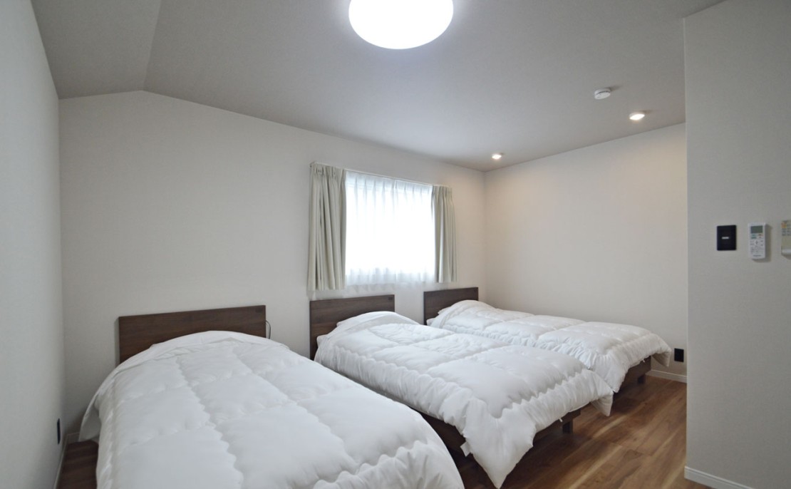 オリーヴハウス｜静岡県・伊豆高原｜寝室（コイルマットレス）　bed room (coil mattress)