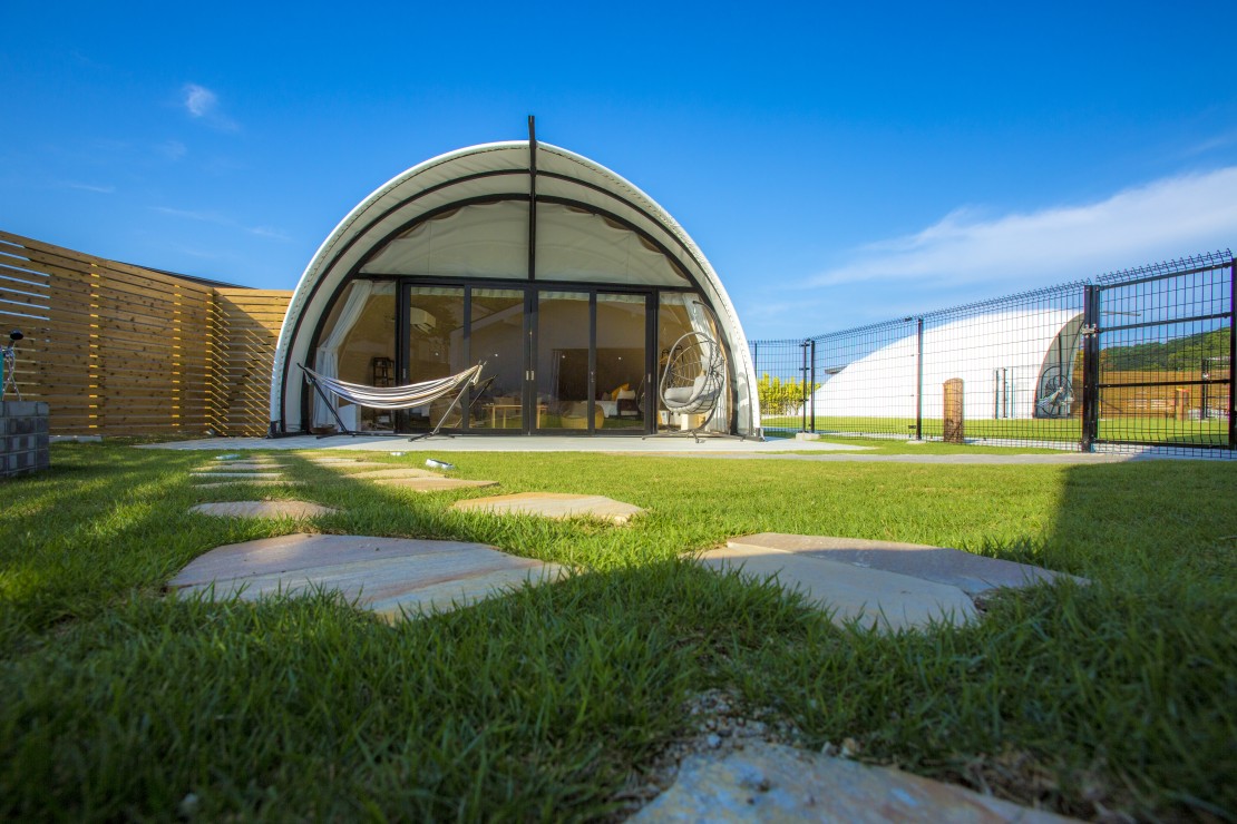 大阪府 大阪南部（堺・岸和田・関西空港）のグランピング｜SKYDOME阪南の写真：ドッグラン付き！広々スペースでワンちゃんとお泊り頂けます！