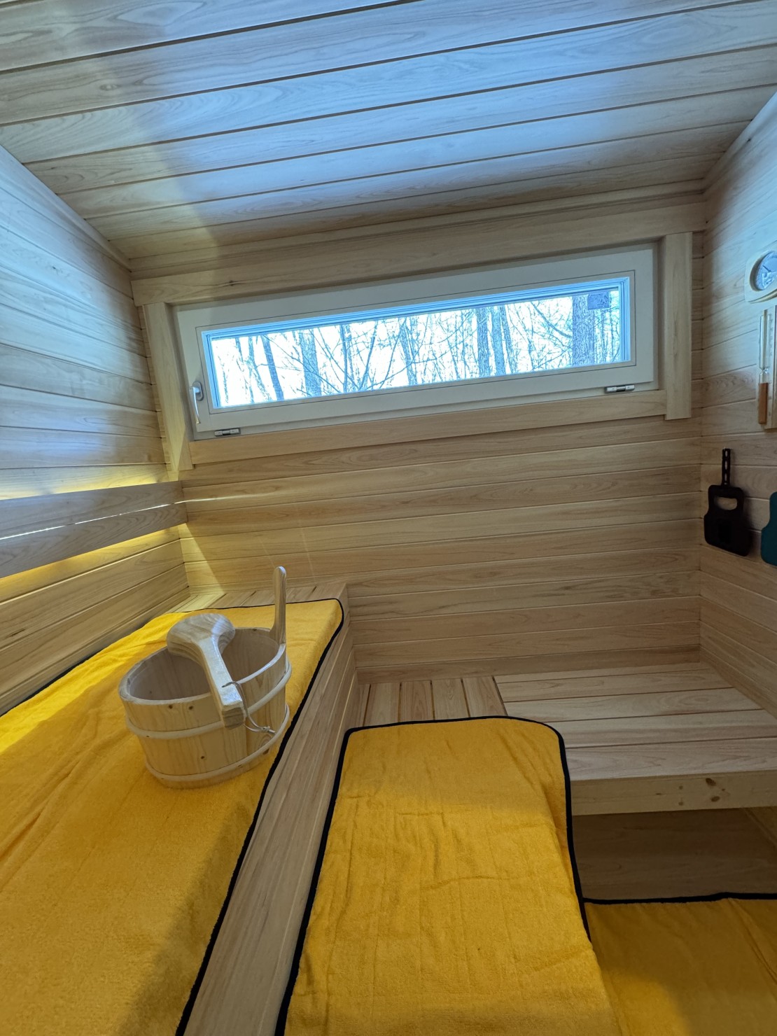 Second House ホッポッタ｜群馬県・北軽井沢・嬬恋・万座｜なんと言ってもおススメは、大切な方とのプライベートを大切にしたサウナです。ロウリュ後は、せせらぎの調べをBGMに、ウッドデッキで外気浴。浴室で水風呂もお楽しみいただけます。