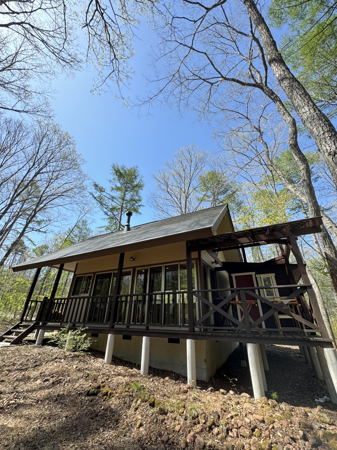 Second House ホッポッタ｜群馬県・北軽井沢・嬬恋・万座｜庭の前に流れる川のせせらぎの調べに癒されます。静かで穏やかなイメージの家に仕上げました。