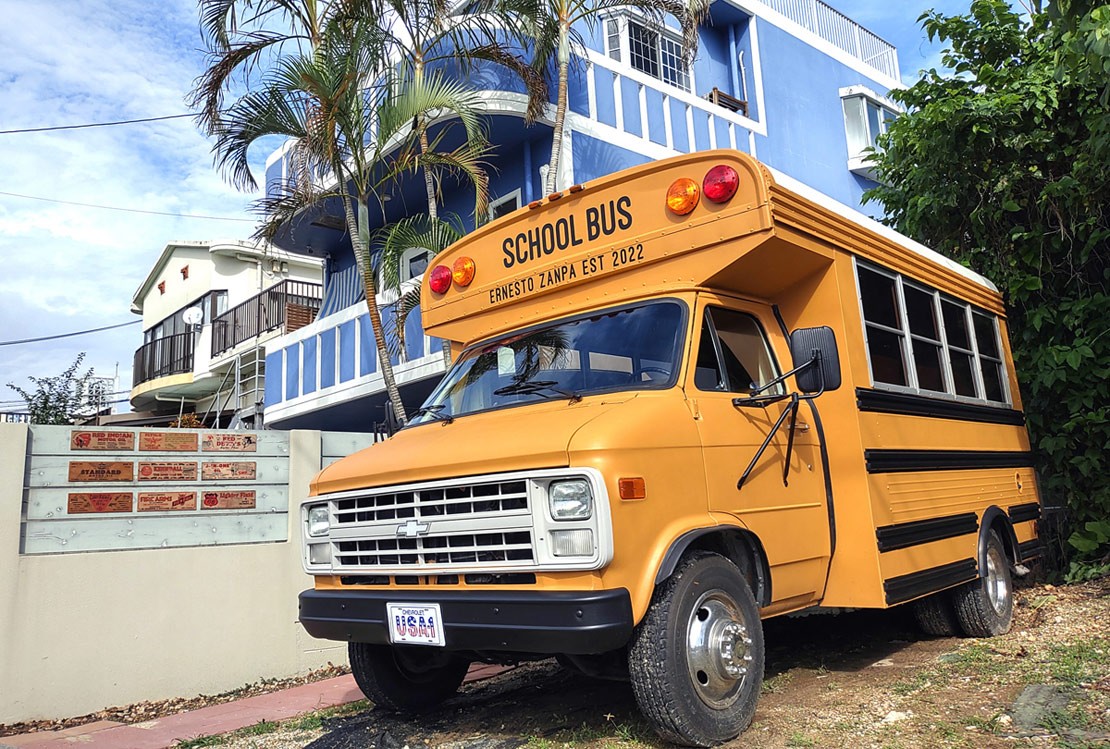 沖縄県 西海岸・東海岸のコテージ｜エルネスト残波の写真：アメリカのスクールバスがやってきました！