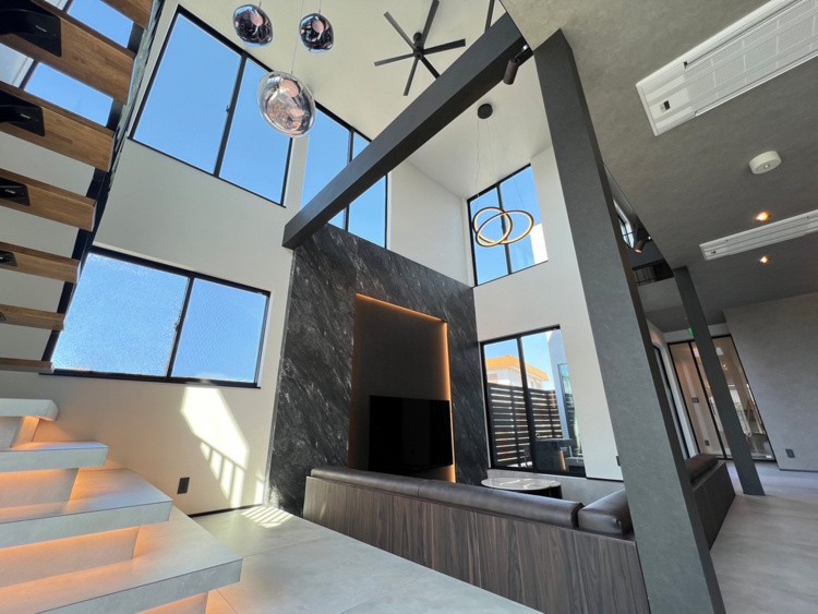 千葉県 館山・南房総のコテージ｜RE:VER北条の写真：吹き抜けの天井高で抜群の解放感を