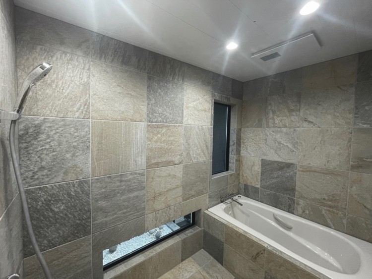 RE:VER北条｜千葉県・館山・南房総｜全面タイル張りのお風呂で贅沢なバスタイム